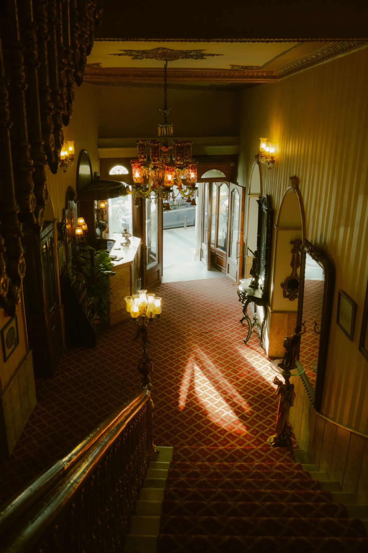 Lobby d’epoca con una grande scalinata simmetrica