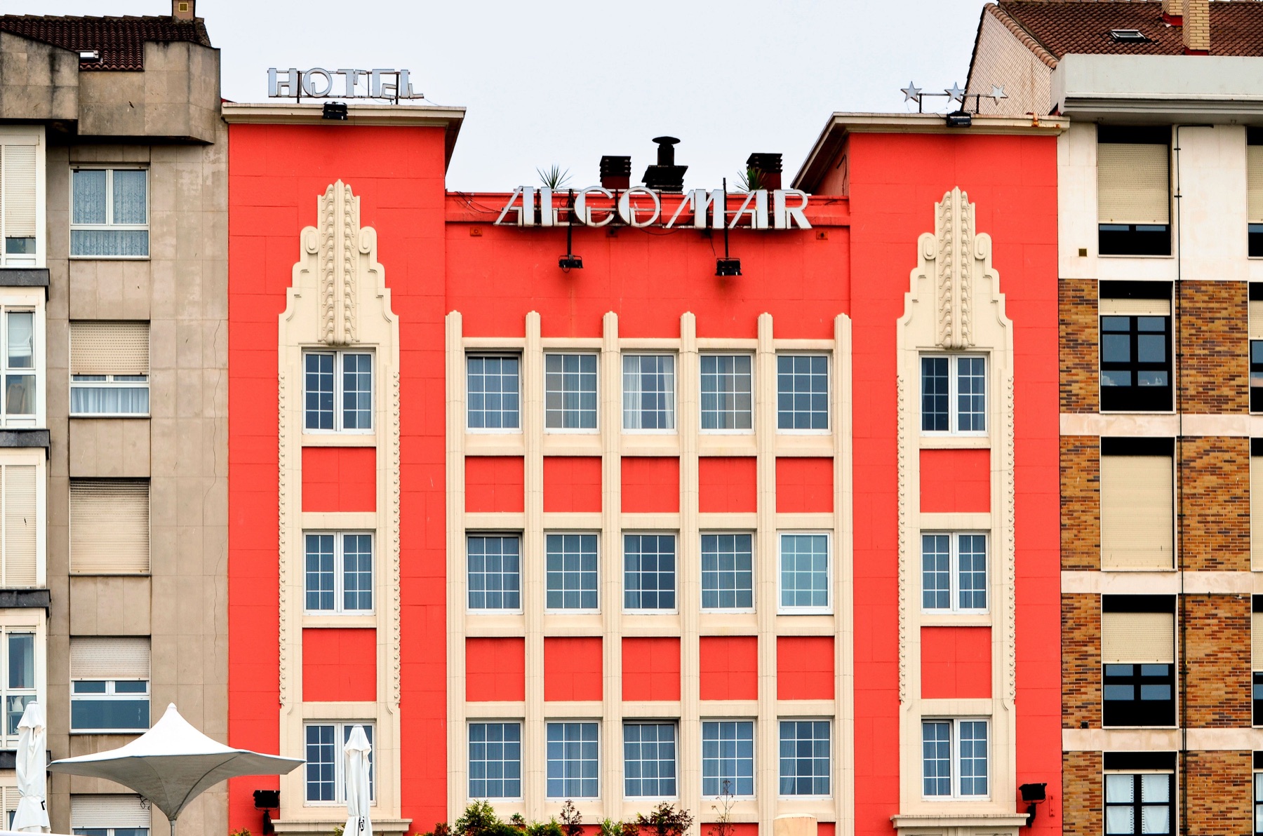 Facciata geometrica di un hotel Art Déco