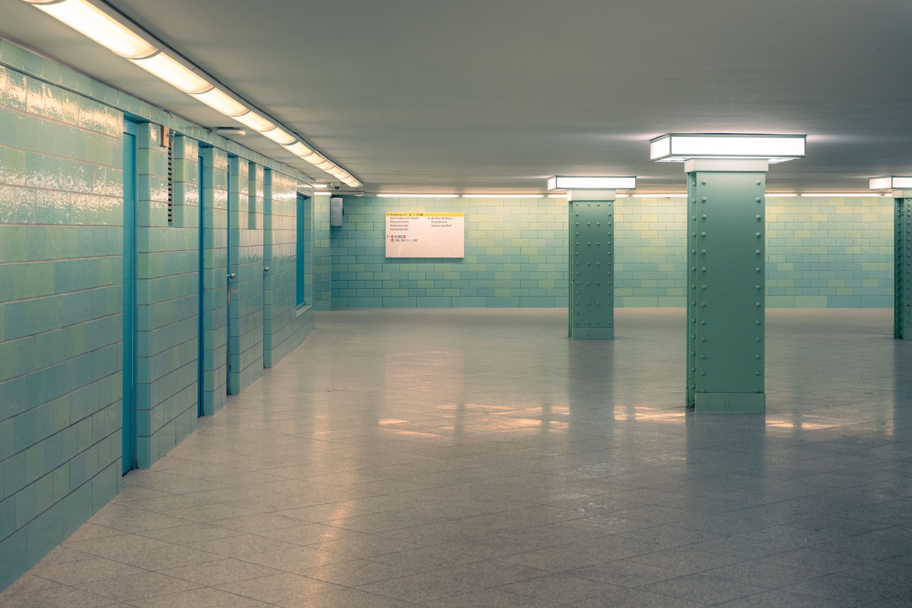 Stazione della metropolitana di Berlino dal design rétro