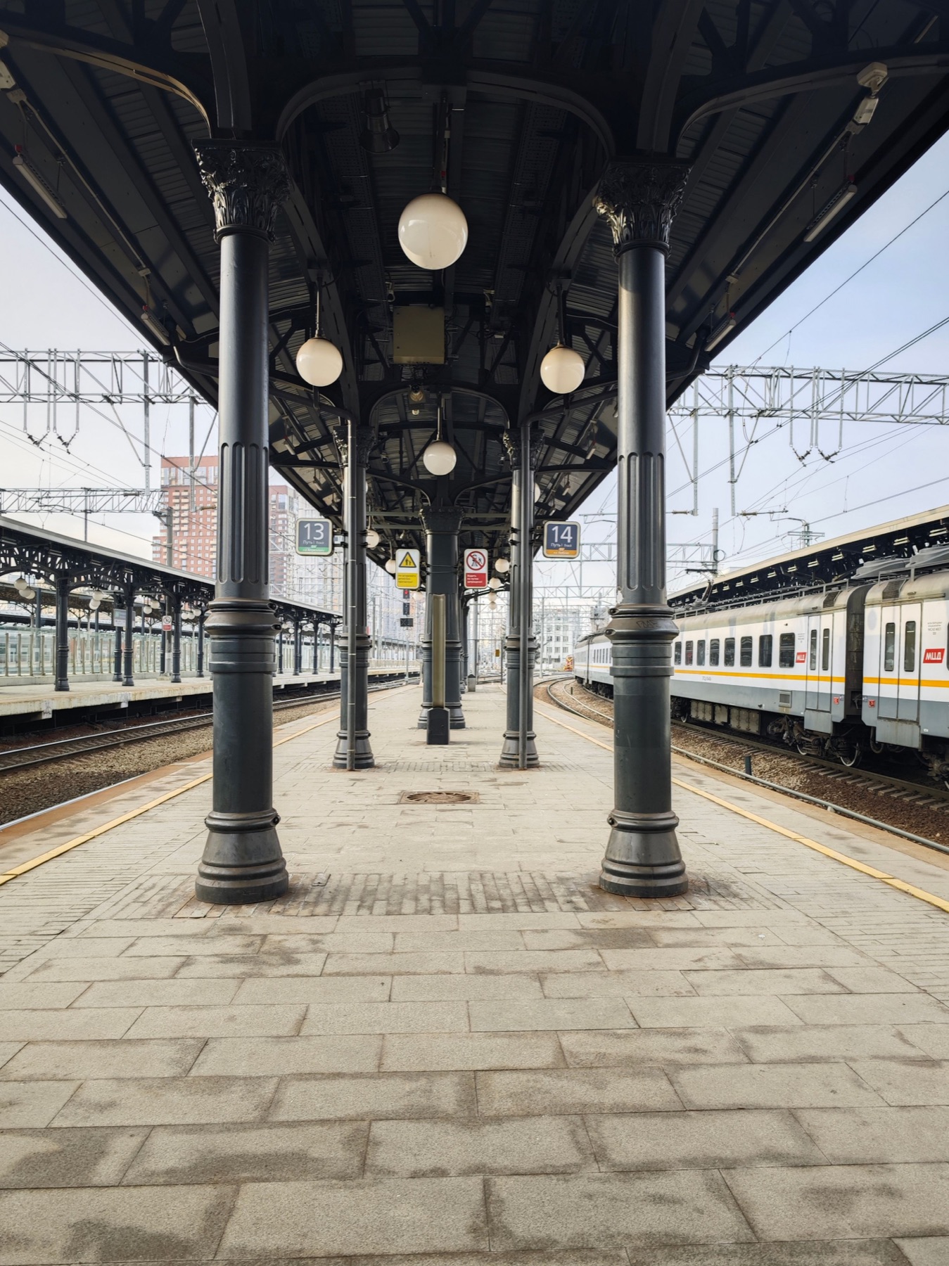 Banchina ferroviaria d’epoca perfettamente simmetrica