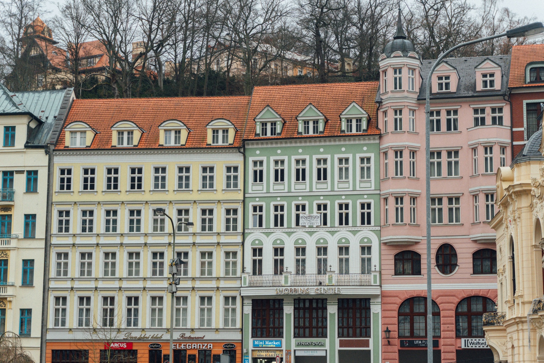 Facciate storiche color pastello a Karlovy Vary