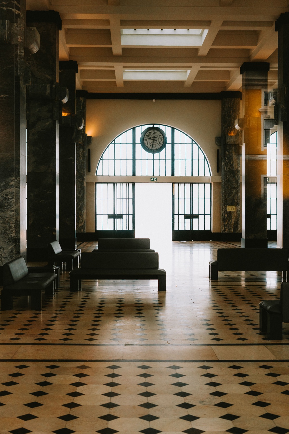 Hall Art Déco con pavimento a scacchi