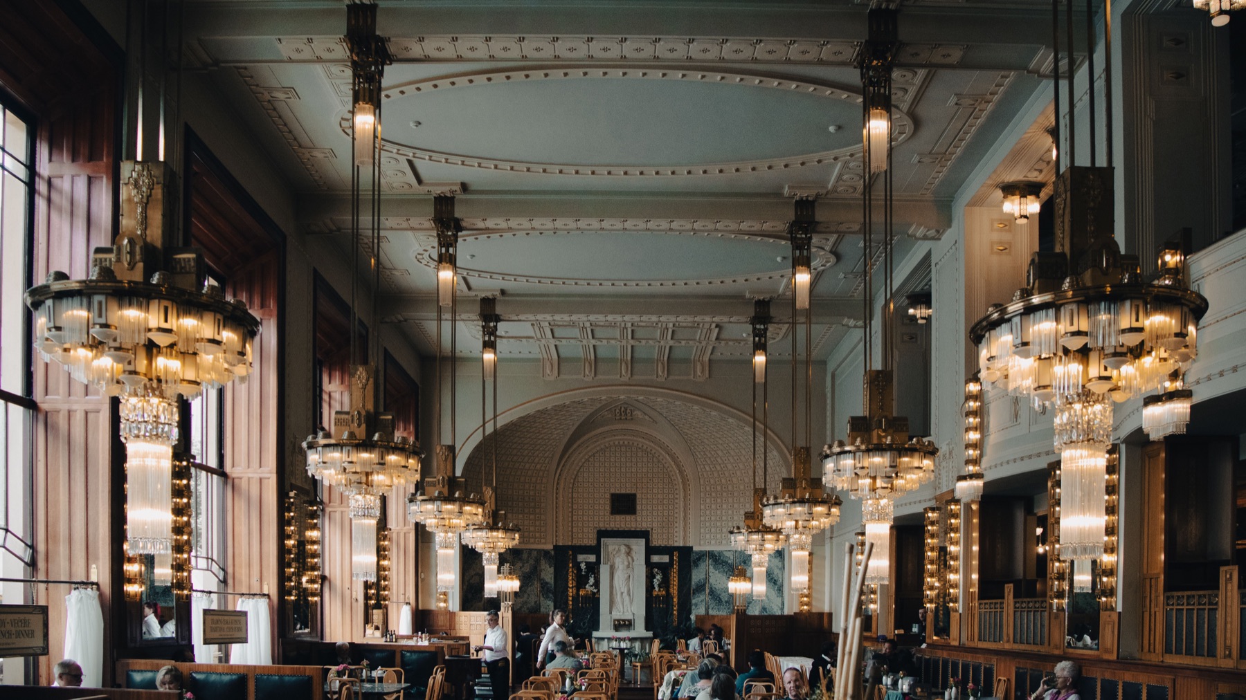 Interno Art Déco di un caffè storico a Praga