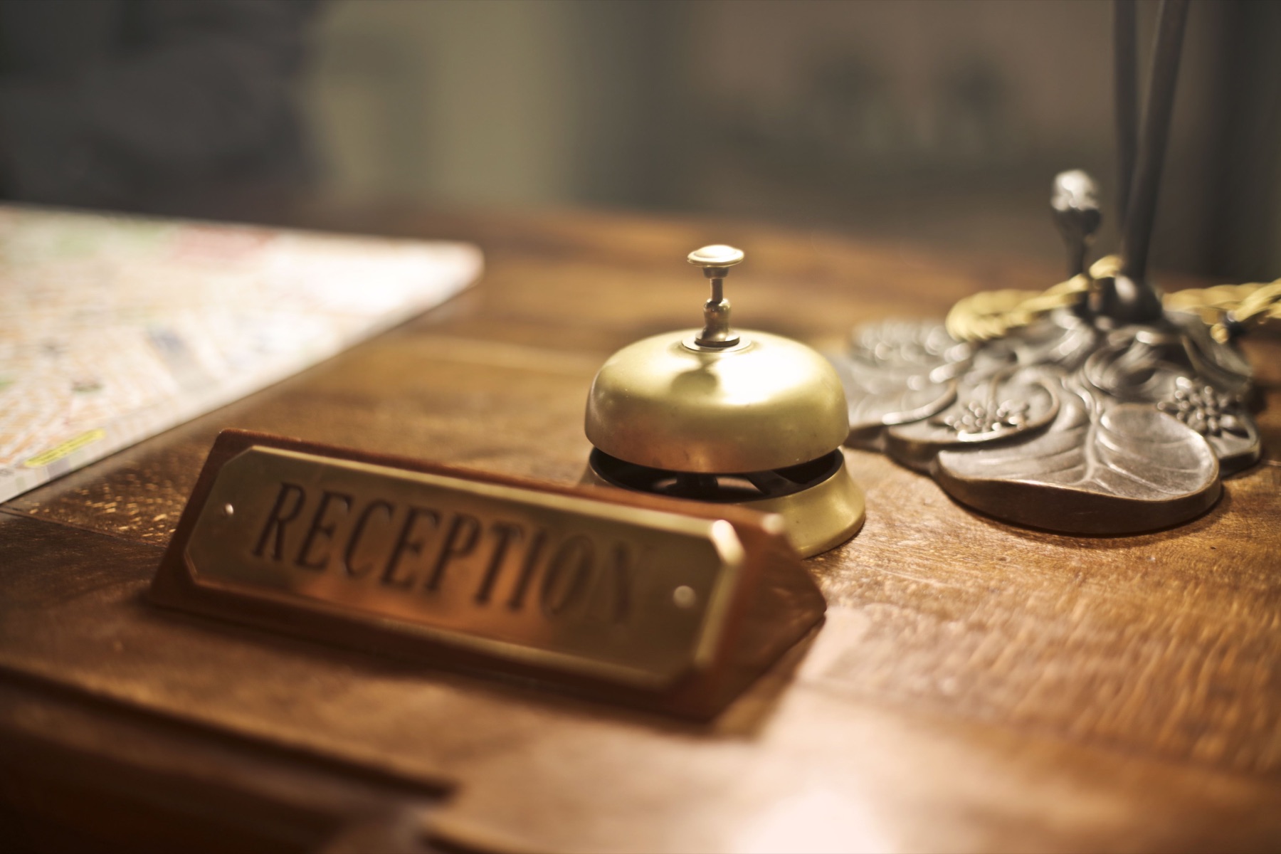 Campanello d’epoca sul banco di una reception
