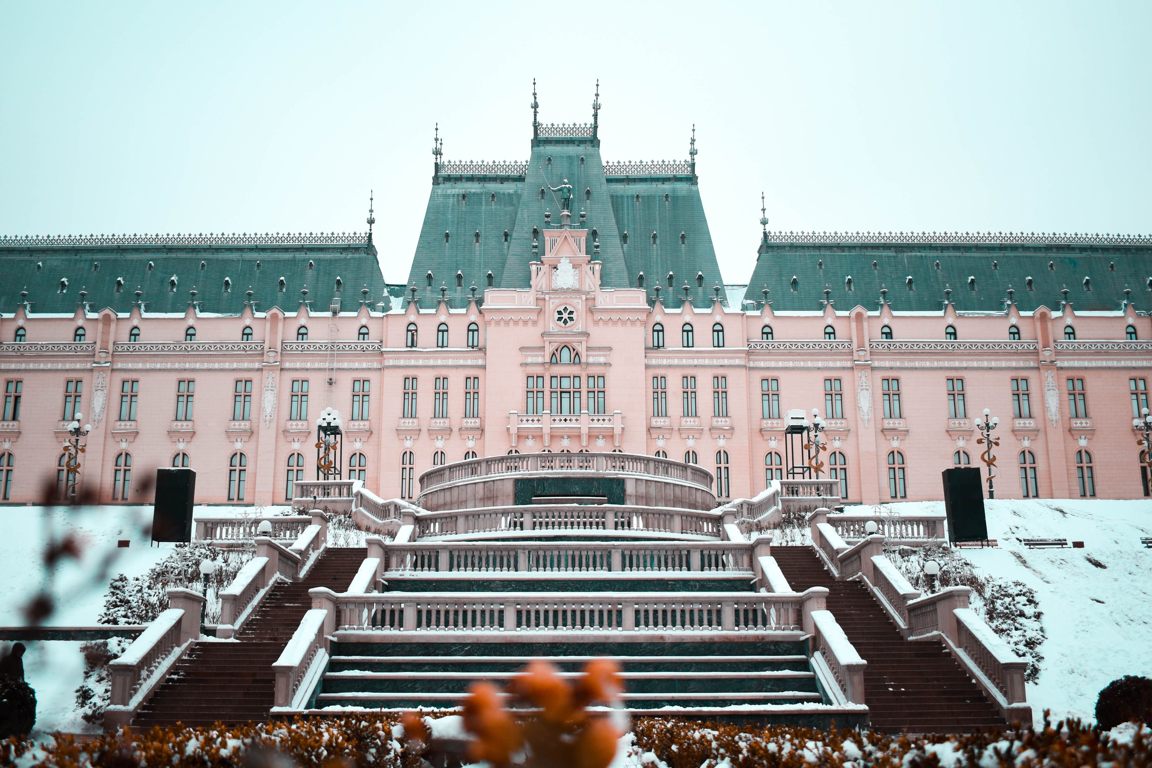 Palazzo della Cultura di Iași, facciata rosa simmetrica nella neve